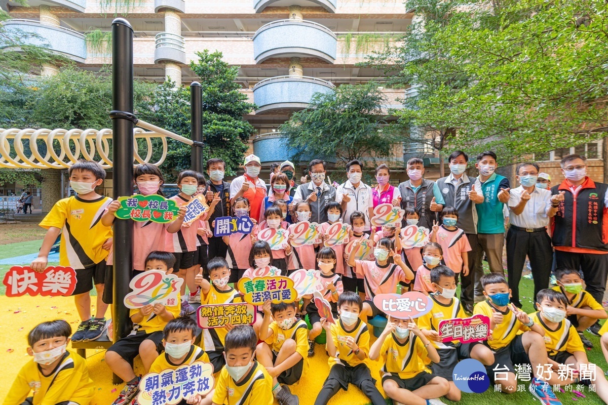 中壢區元生國小舉行創校20週年校慶活動，桃園市長鄭文燦與大家合影。