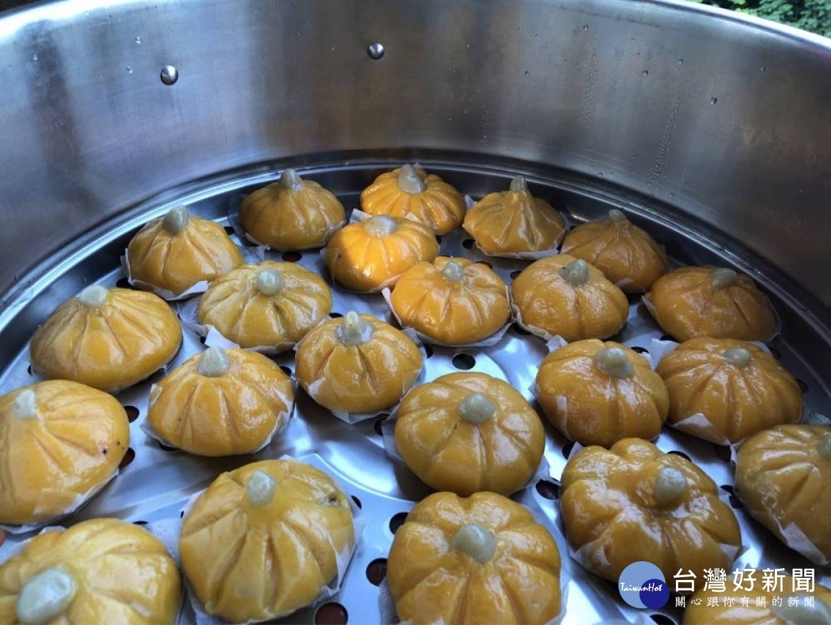 「興華驛站再現美人腿」活動-筊白筍金瓜粿米食DIY。(圖/記者王丰禾攝)