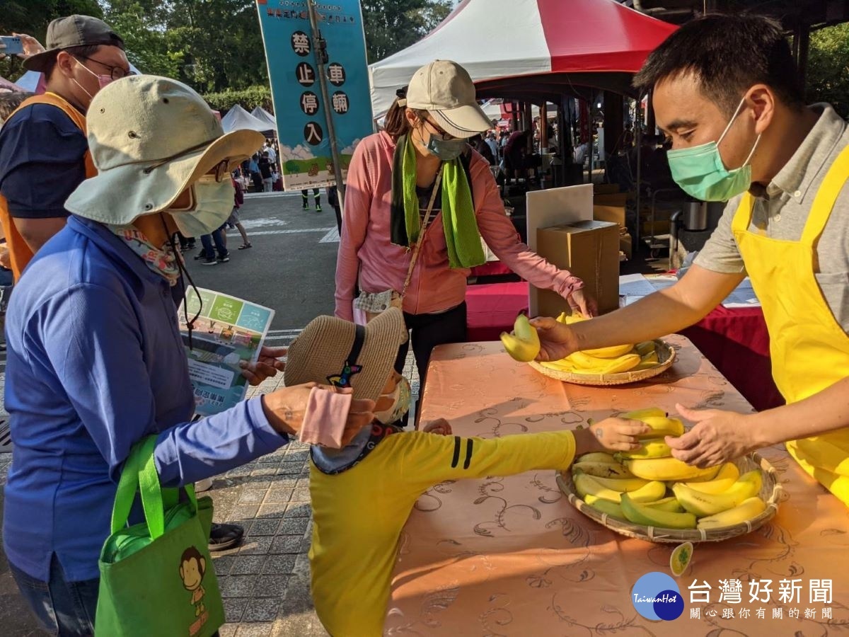 集集鎮長陳紀衡現身活動現場,擔任一日店長,推廣最優質的在地農特產品展現給民眾,讓民眾安心買、健康吃。