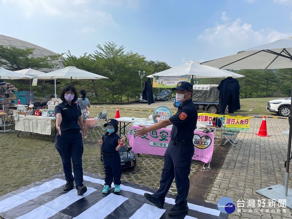 小朋友穿上制服高興學習。(中興分局提供)
