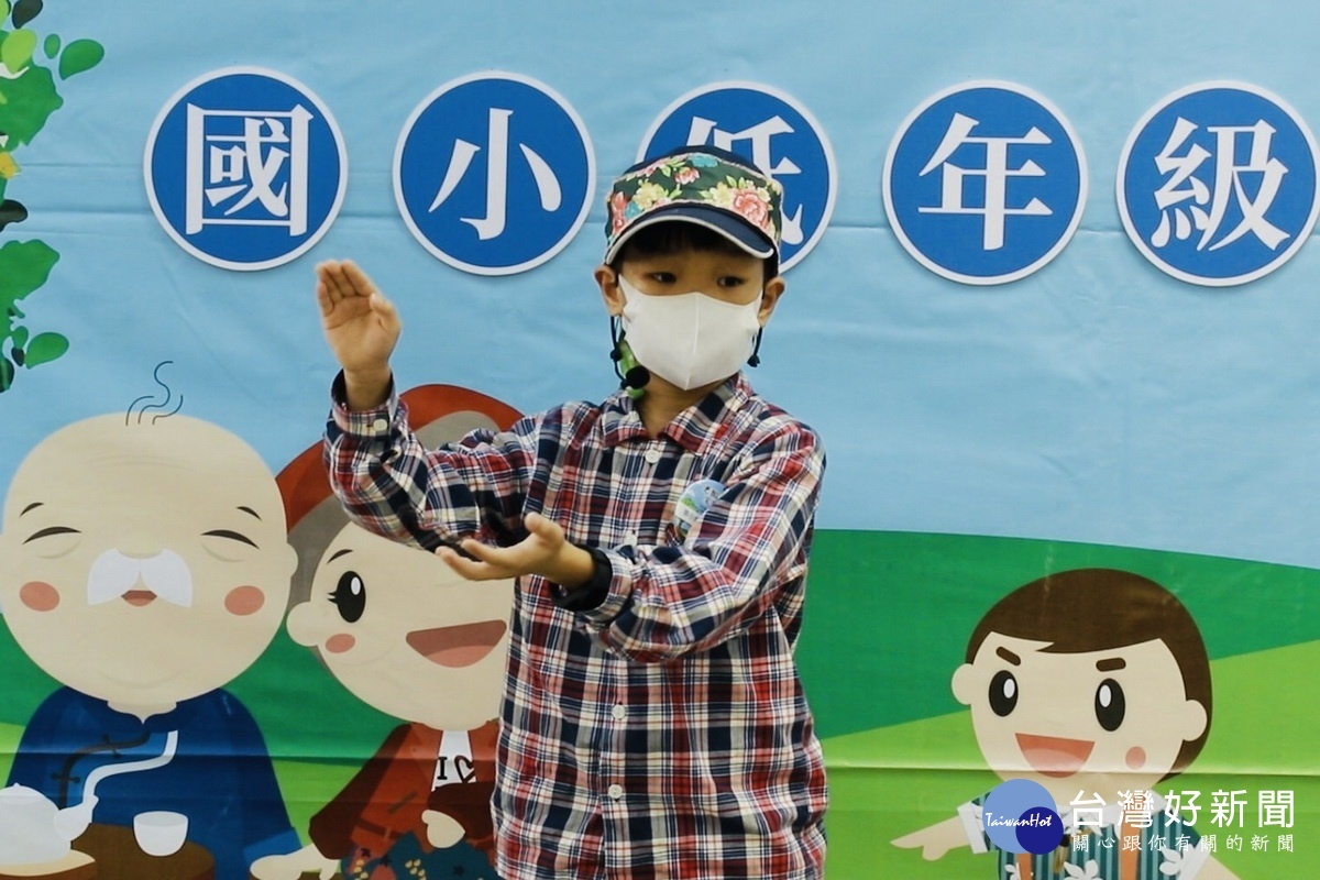 客語說故事競賽國小低年級組第一名溫雨謙，客語發音標準肢體動作豐富。