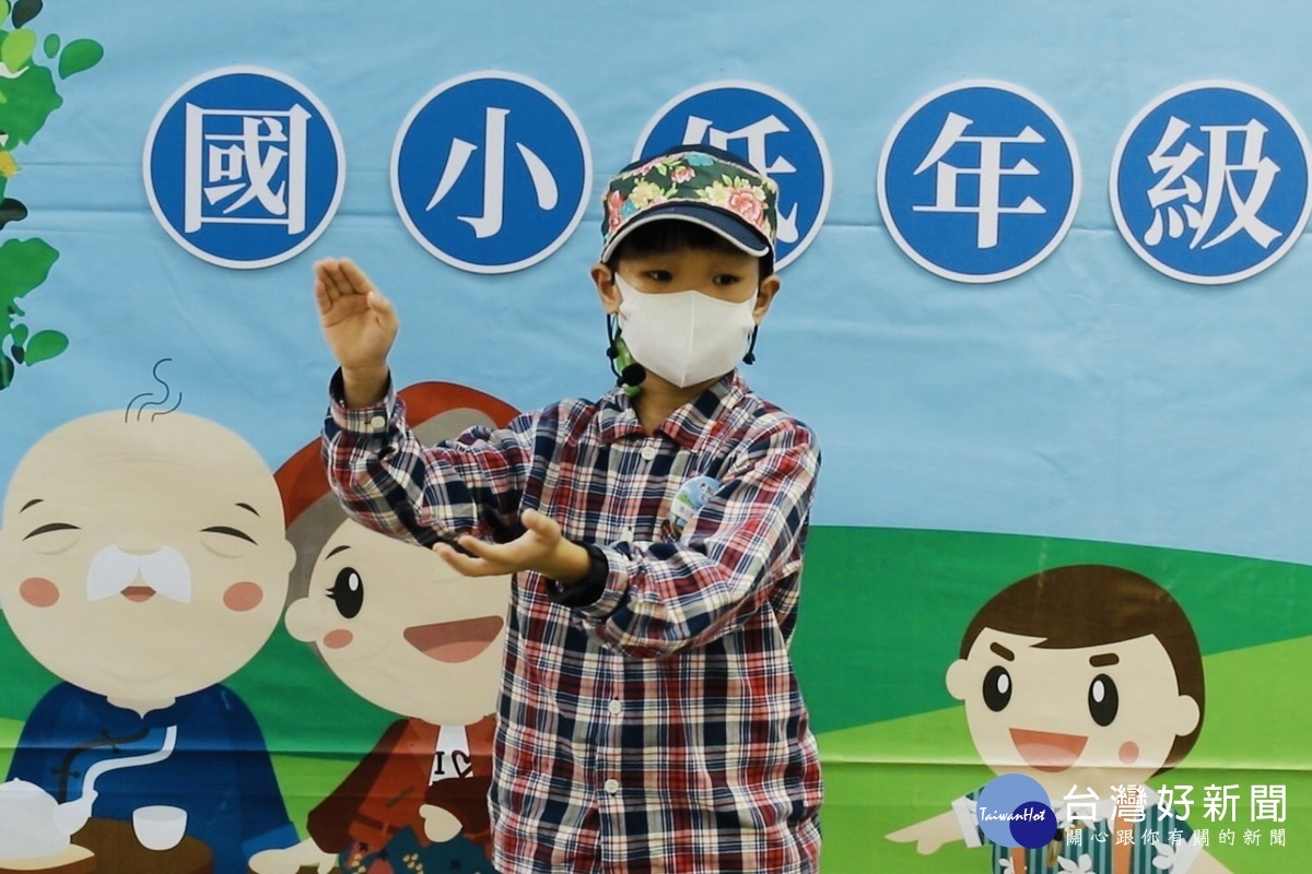 客語說故事競賽國小低年級組第一名溫雨謙,客語發音標準肢體動作豐富。