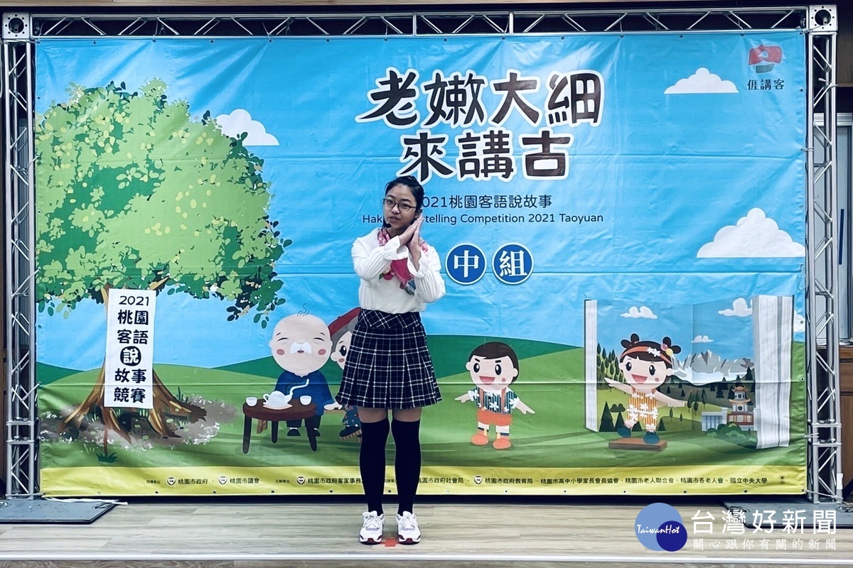 客語說故事競賽國中組第一名王語彤,口齒清晰動作生動活潑。
