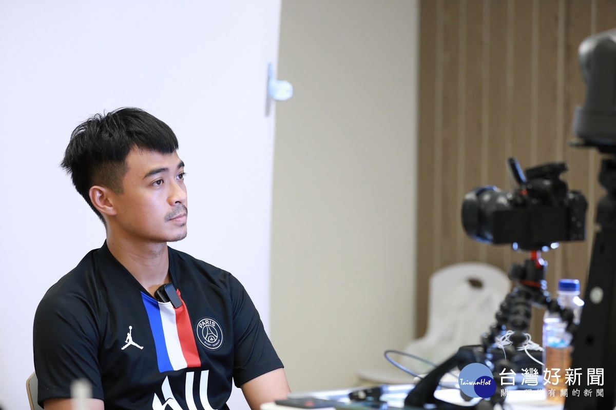 冒險型旅遊YouTuber「融融歷險記」的Ben,透過遠端連線參與一場兼具知性與深度的線上公益之旅,除了深入體會馬拉威坎培薩的齊蒙鳩(Chimonjo)社區風貌,更進一步了解當地文化以及世界展望會為當地帶來的改變。(台灣世界展望會提供)
