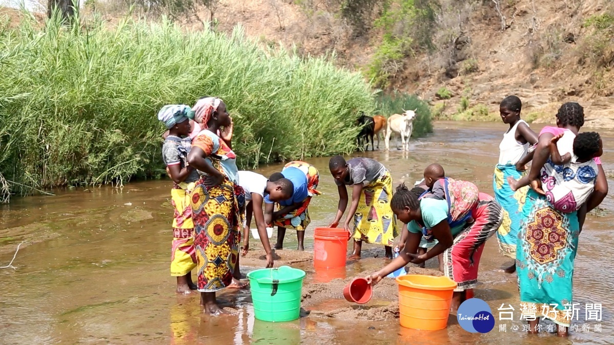 馬拉威基礎建設不彰，過去社區婦女必須揹著孩子、頭頂水桶，長途跋涉至少半小時至社區外的河流取水，辛苦取得的水也不乾淨。(台灣世界展望會提供)