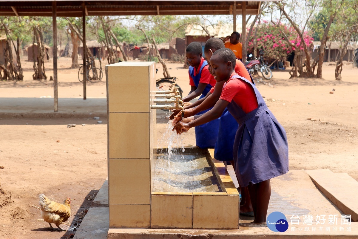 社區希望計畫新建供水系統，提供6個水站的乾淨水，每個水站又有4個水龍頭，讓社區孩童在校園內進行手部清潔，加強衛生及新冠肺炎防疫。(台灣世界展望會提供)