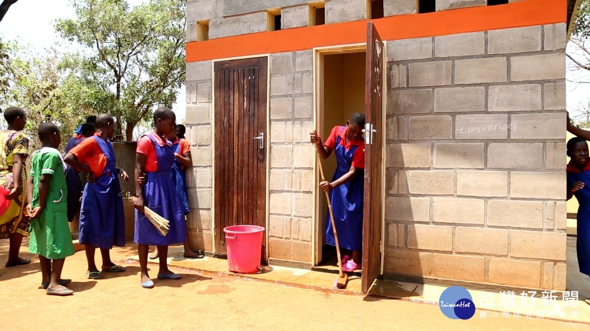 社區希望計畫幫助學校新建的7間廁所，更讓過去因學校沒有廁所，經期無法清潔的青少女，增加到校意願，穩定就學。(台灣世界展望會提供)